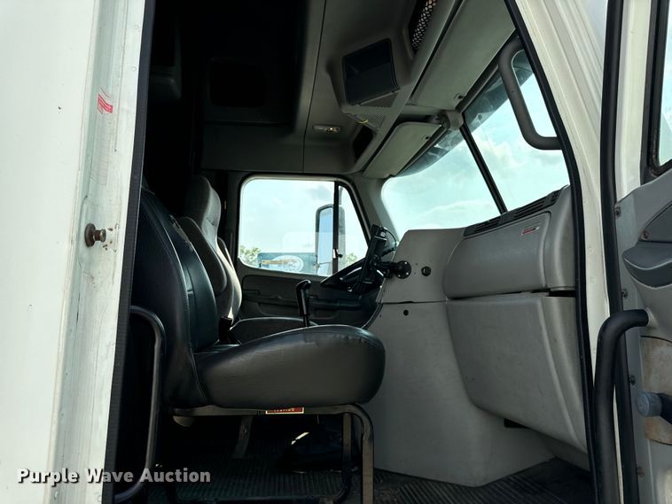 image for item OG9599 2007 Freightliner  Columbia  semi truck