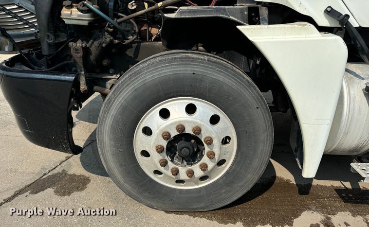 image for item OG9599 2007 Freightliner  Columbia  semi truck