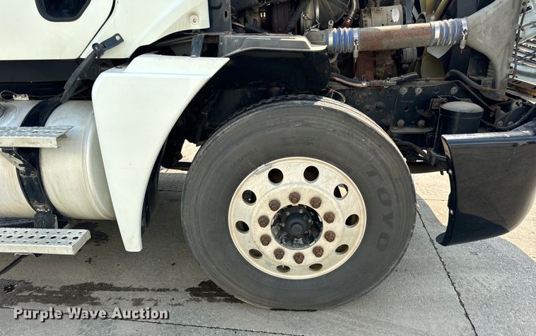 image for item OG9599 2007 Freightliner  Columbia  semi truck