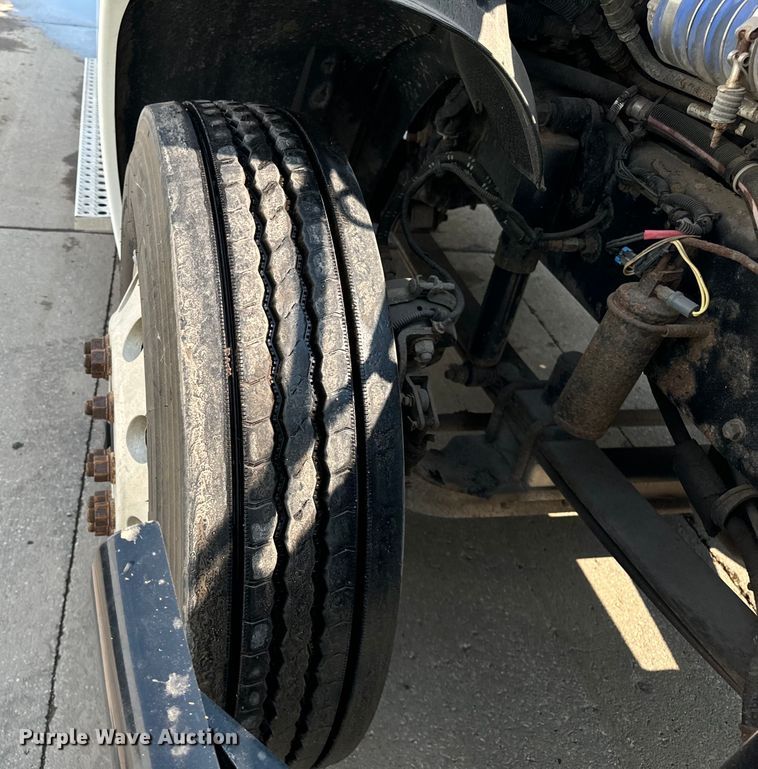 image for item OG9599 2007 Freightliner  Columbia  semi truck