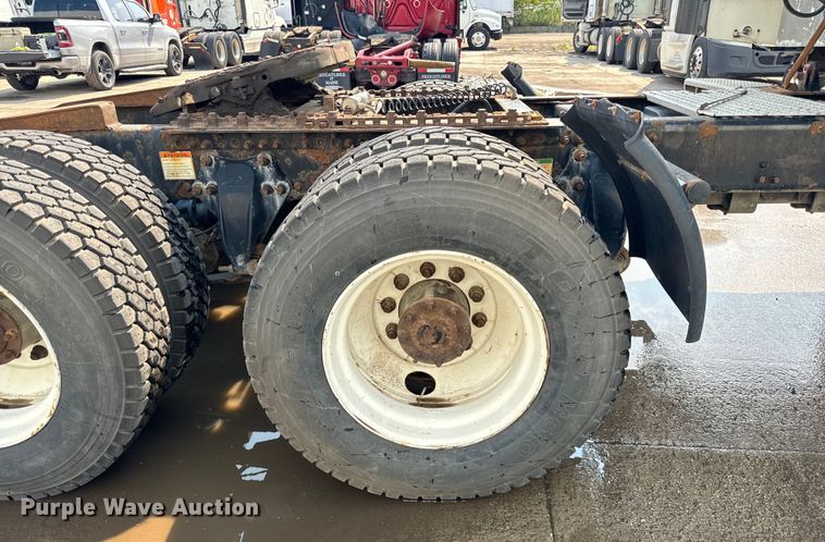 image for item OG9599 2007 Freightliner  Columbia  semi truck