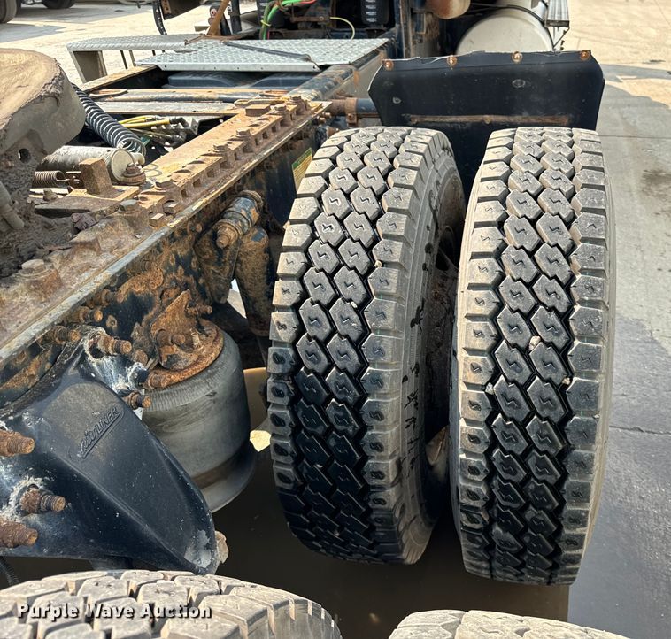 image for item OG9599 2007 Freightliner  Columbia  semi truck