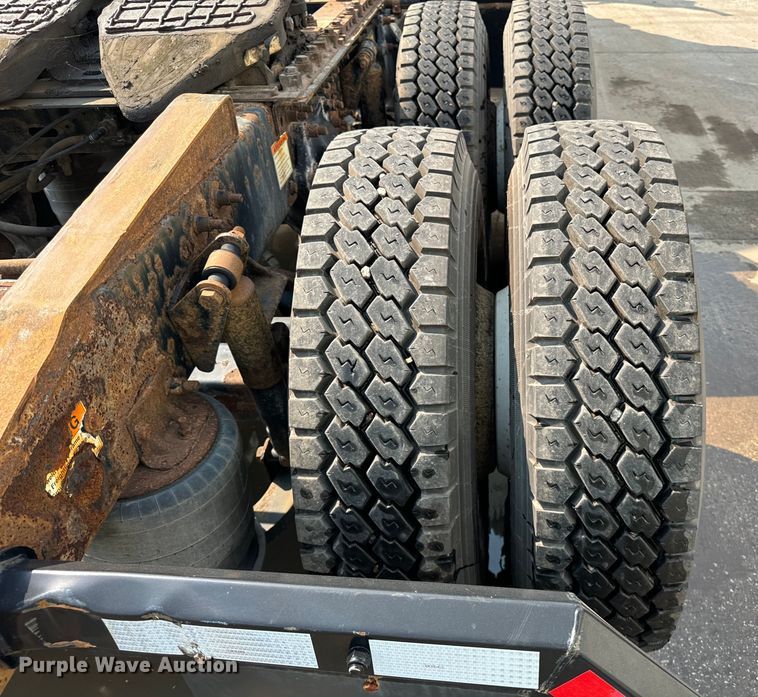 image for item OG9599 2007 Freightliner  Columbia  semi truck