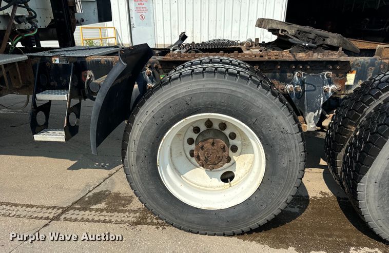 image for item OG9599 2007 Freightliner  Columbia  semi truck