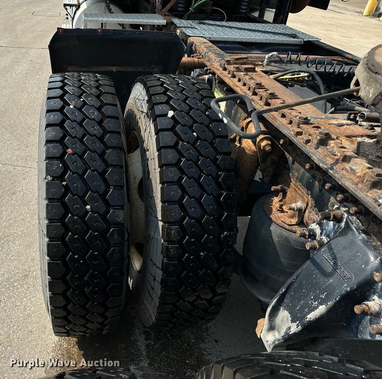 image for item OG9599 2007 Freightliner  Columbia  semi truck