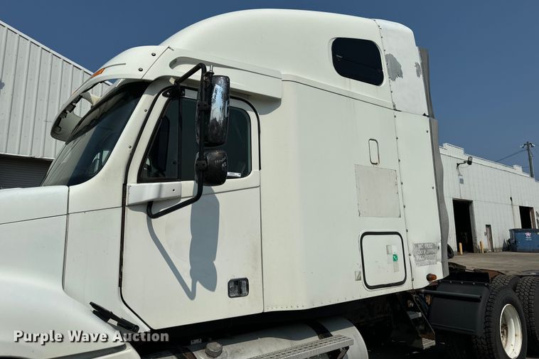 image for item OG9600 2005 Freightliner  Columbia semi truck
