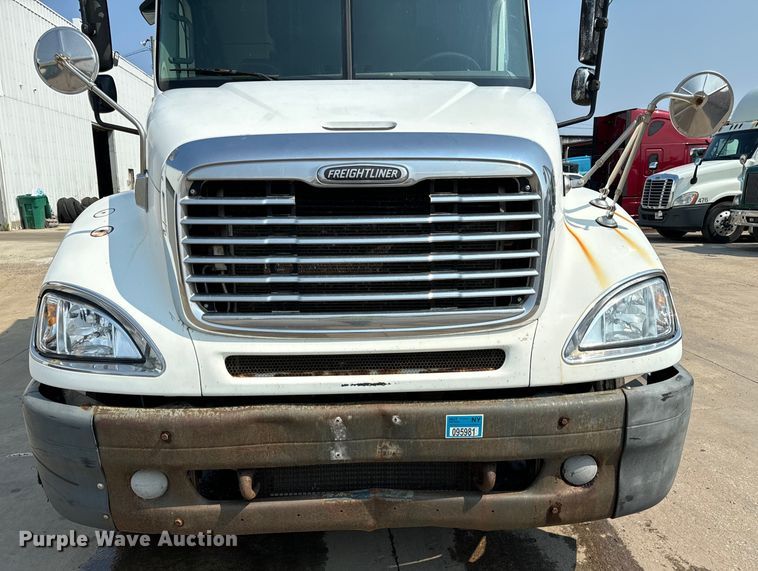 image for item OG9600 2005 Freightliner  Columbia semi truck