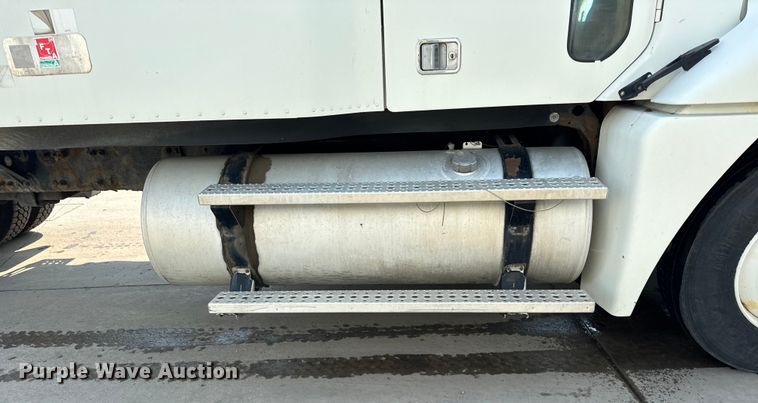 image for item OG9600 2005 Freightliner  Columbia semi truck