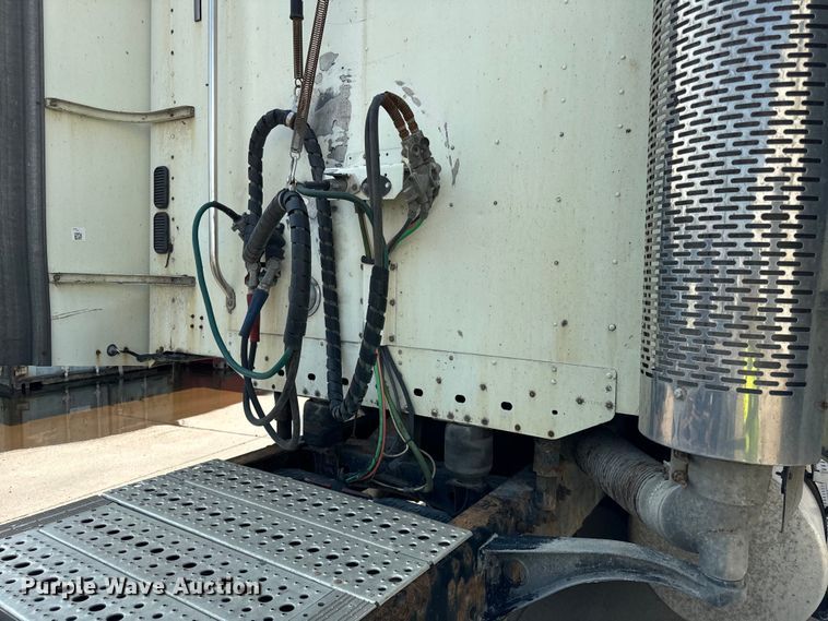 image for item OG9600 2005 Freightliner  Columbia semi truck