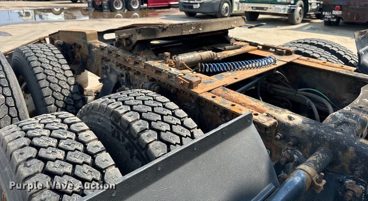 image for item OG9600 2005 Freightliner  Columbia semi truck