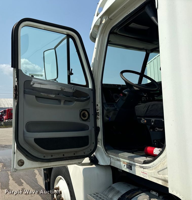 image for item OG9600 2005 Freightliner  Columbia semi truck