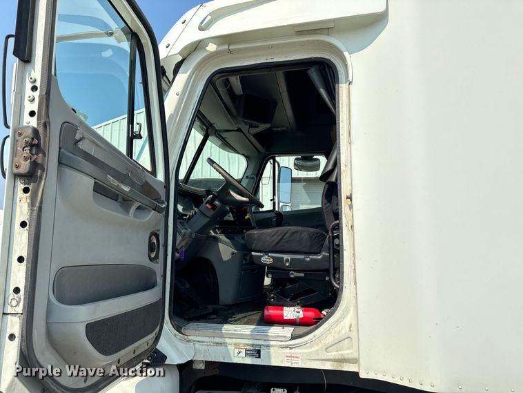 image for item OG9600 2005 Freightliner  Columbia semi truck