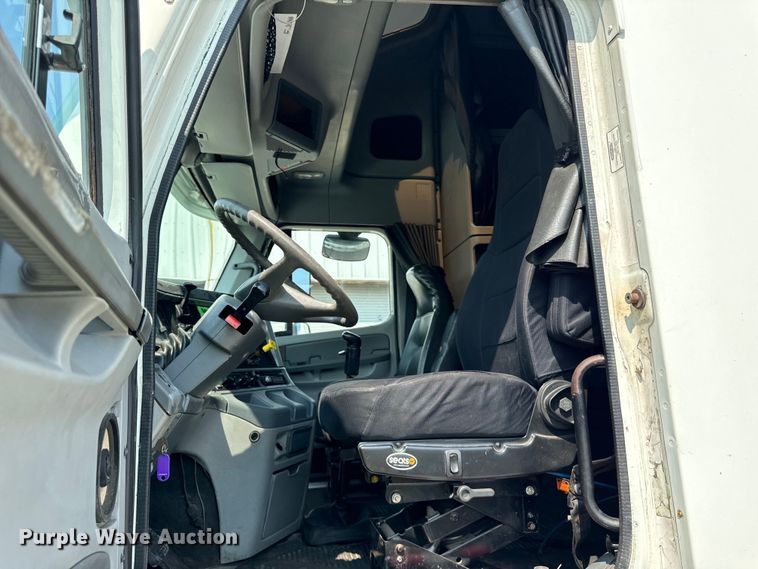 image for item OG9600 2005 Freightliner  Columbia semi truck