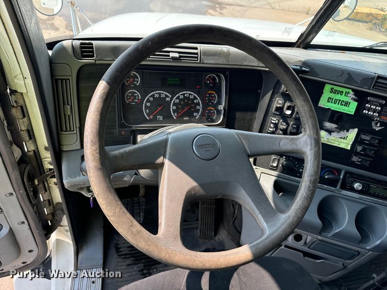 image for item OG9600 2005 Freightliner  Columbia semi truck