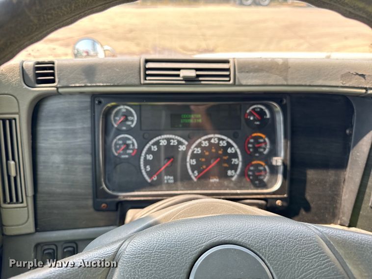 image for item OG9600 2005 Freightliner  Columbia semi truck