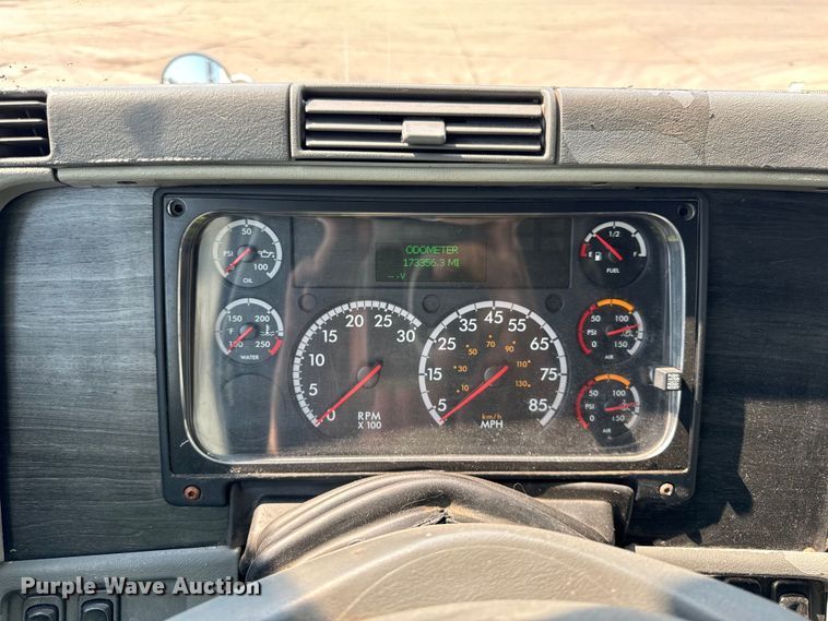 image for item OG9600 2005 Freightliner  Columbia semi truck