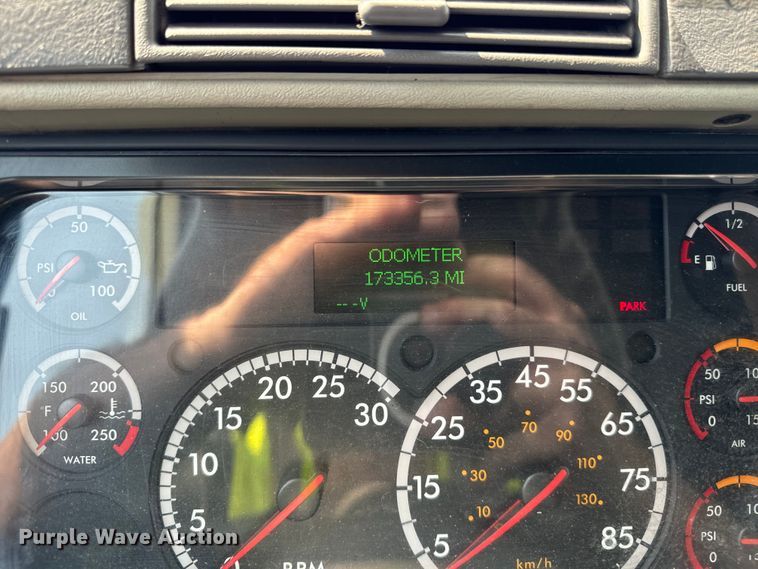 image for item OG9600 2005 Freightliner  Columbia semi truck