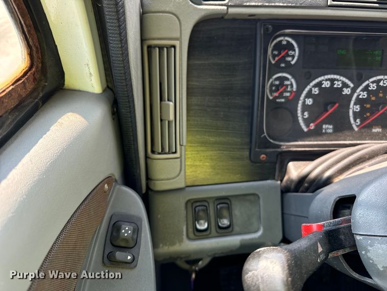 image for item OG9600 2005 Freightliner  Columbia semi truck