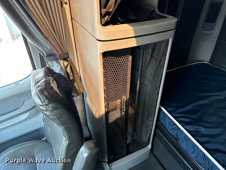 image for item OG9600 2005 Freightliner  Columbia semi truck