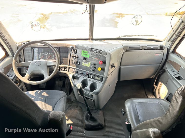 image for item OG9600 2005 Freightliner  Columbia semi truck