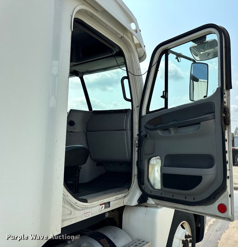 image for item OG9600 2005 Freightliner  Columbia semi truck