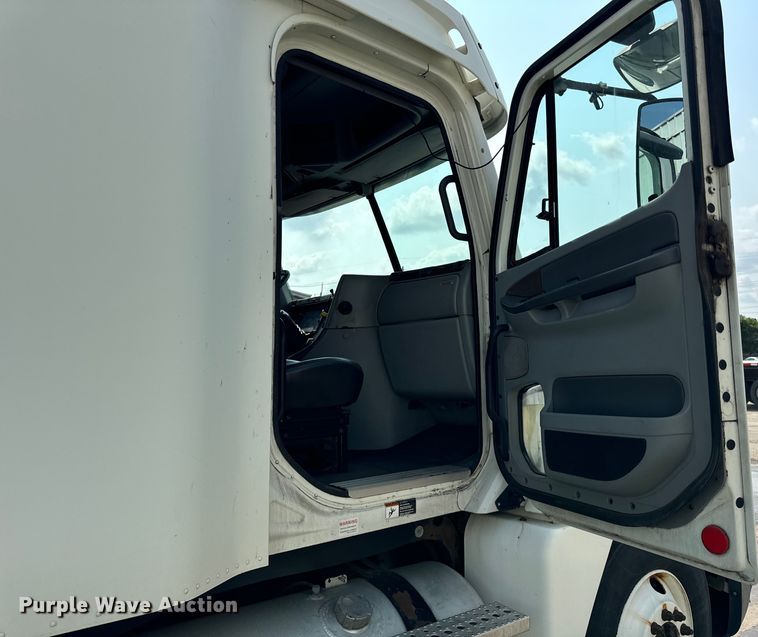 image for item OG9600 2005 Freightliner  Columbia semi truck