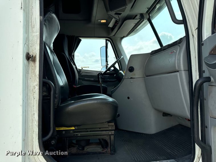 image for item OG9600 2005 Freightliner  Columbia semi truck