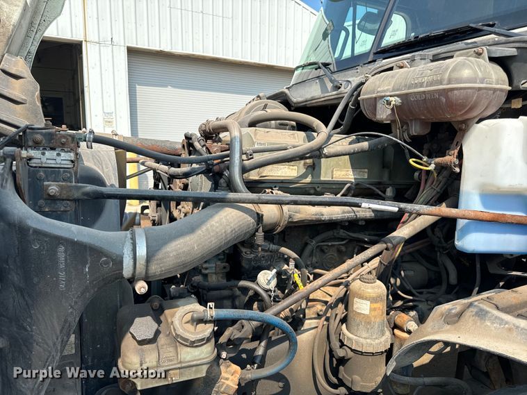 image for item OG9600 2005 Freightliner  Columbia semi truck