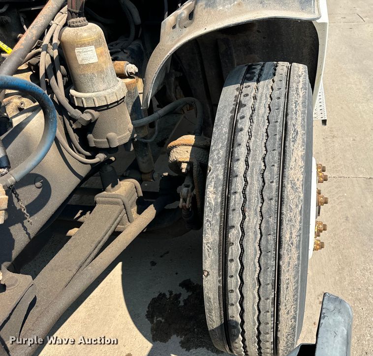 image for item OG9600 2005 Freightliner  Columbia semi truck