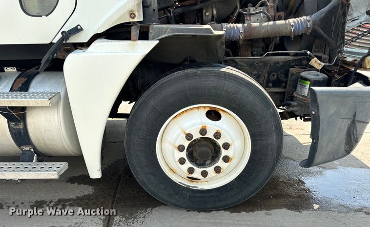 image for item OG9600 2005 Freightliner  Columbia semi truck