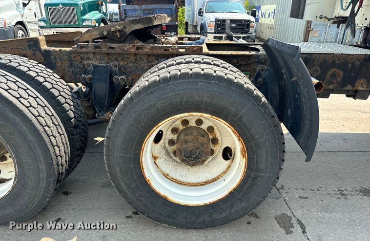 image for item OG9600 2005 Freightliner  Columbia semi truck