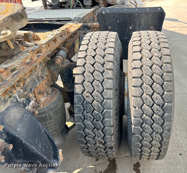 image for item OG9600 2005 Freightliner  Columbia semi truck