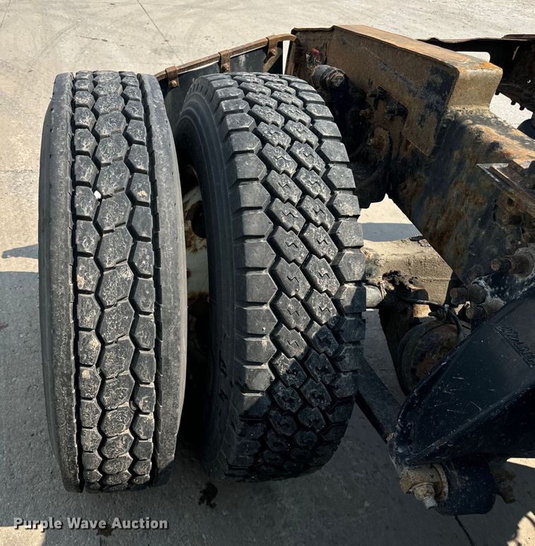 image for item OG9600 2005 Freightliner  Columbia semi truck