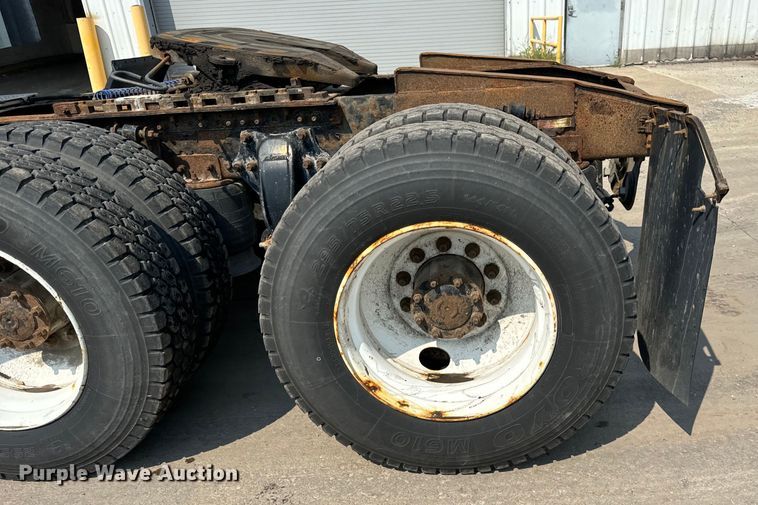 image for item OG9600 2005 Freightliner  Columbia semi truck