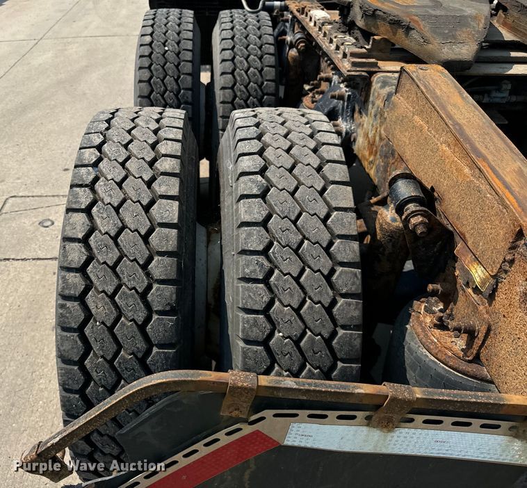 image for item OG9600 2005 Freightliner  Columbia semi truck