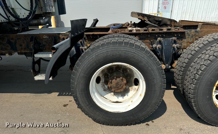 image for item OG9600 2005 Freightliner  Columbia semi truck