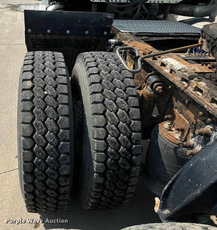 image for item OG9600 2005 Freightliner  Columbia semi truck