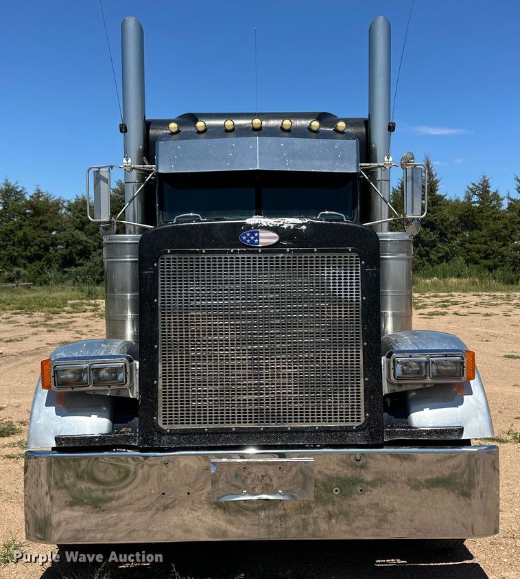 image for item OI9077 2000 Peterbilt 379 EXHD semi truck