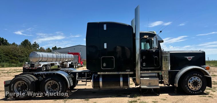 image for item OI9077 2000 Peterbilt 379 EXHD semi truck