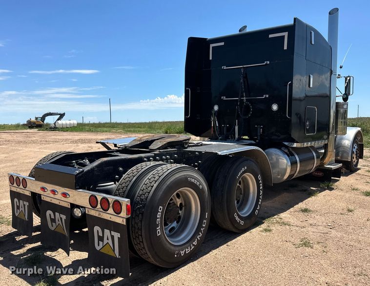 image for item OI9077 2000 Peterbilt 379 EXHD semi truck