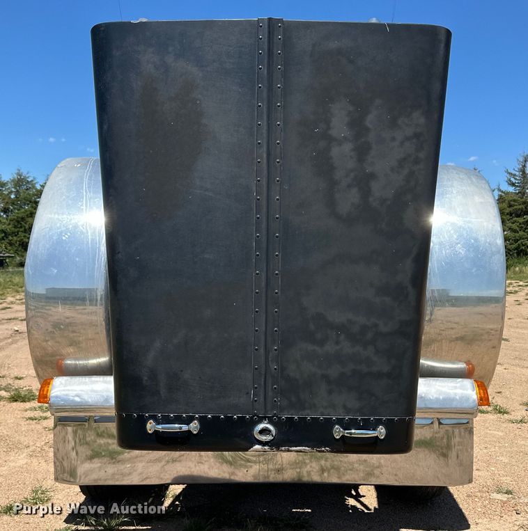 image for item OI9077 2000 Peterbilt 379 EXHD semi truck