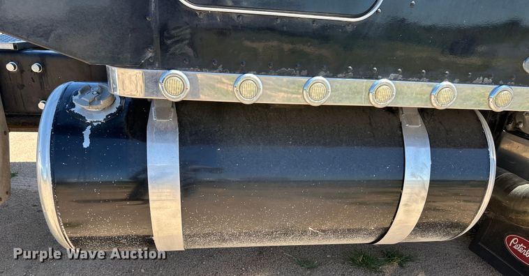 image for item OI9077 2000 Peterbilt 379 EXHD semi truck