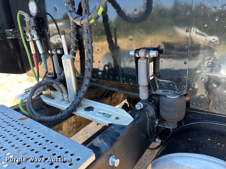 image for item OI9077 2000 Peterbilt 379 EXHD semi truck