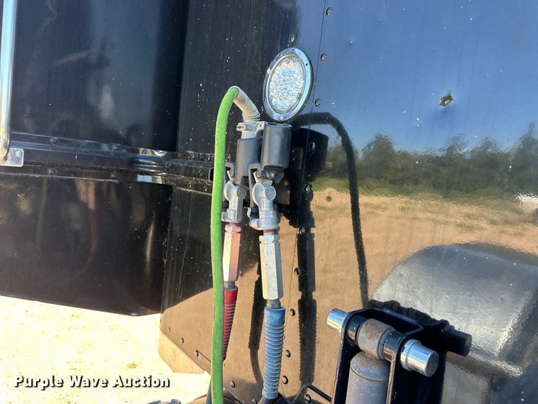 image for item OI9077 2000 Peterbilt 379 EXHD semi truck