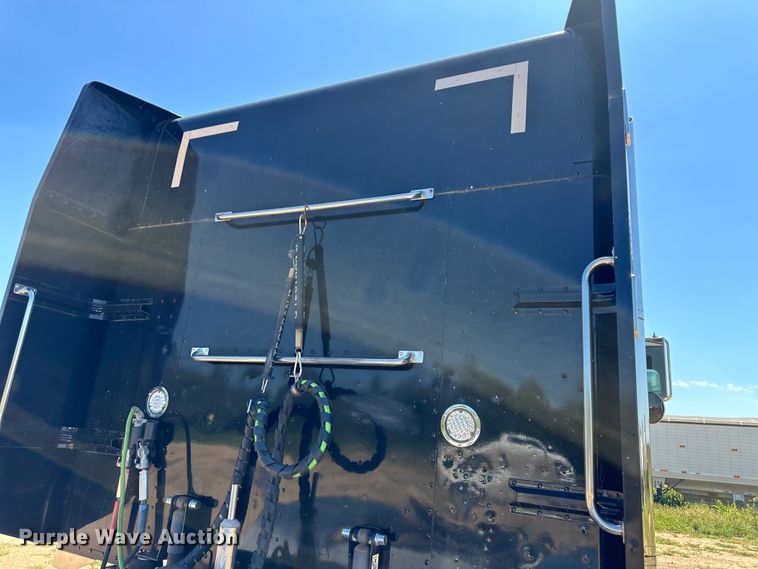 image for item OI9077 2000 Peterbilt 379 EXHD semi truck