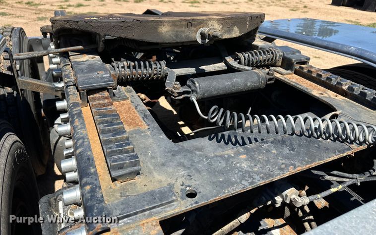 image for item OI9077 2000 Peterbilt 379 EXHD semi truck