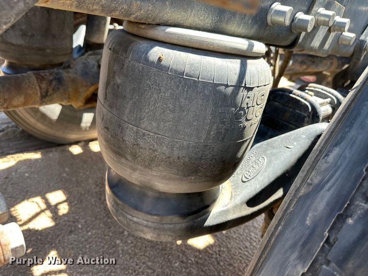 image for item OI9077 2000 Peterbilt 379 EXHD semi truck