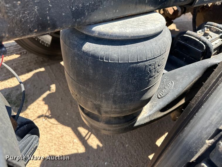 image for item OI9077 2000 Peterbilt 379 EXHD semi truck