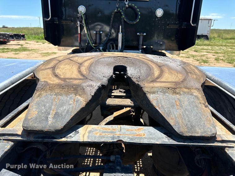 image for item OI9077 2000 Peterbilt 379 EXHD semi truck