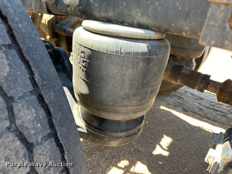 image for item OI9077 2000 Peterbilt 379 EXHD semi truck